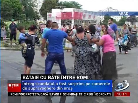 Scandal în stradă la Arad! Două familii de romi s-au luat bătaie