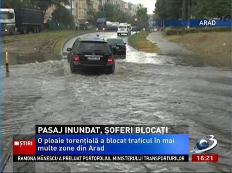 Aradul, paralizat de o ploaie torenţială