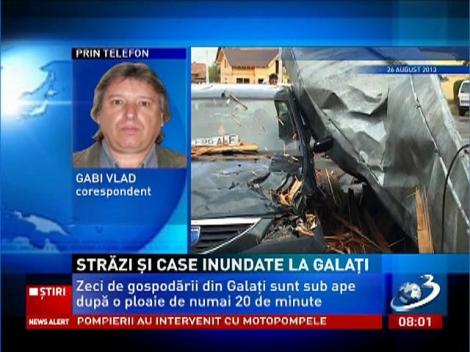 Zeci de gospodării și străzi din Galați sunt sub ape după o ploaie torențială de numai 20 de minute