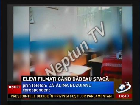 Elevii de la Dimitrie Leonida din Constanţa, filmaţi când dădea şpagă profesorilor
