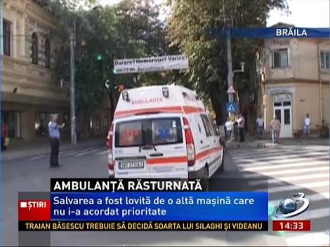 O ambulanţă cu o femeie însărcinată s-a răsturnat în Brăila