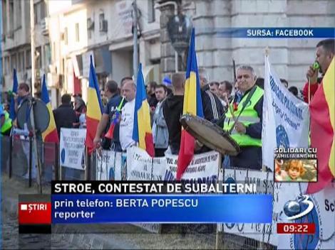 Sute de poliţişti au ieşit să protesteze în faţa Ministerului de Interne