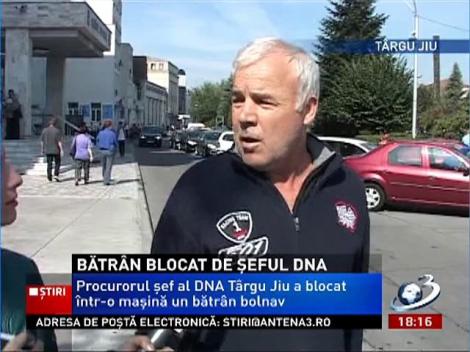 Procurorul şef al DNA Târgu Jiu a blocat un bolnav bătrân într-o maşină