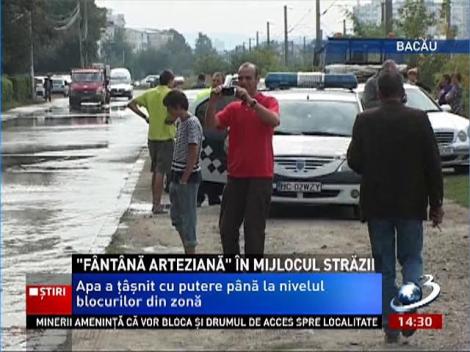 O gură de canalizare a devenit fântână arteziană în mijlocul unei străzi din Bacău