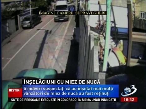 Cinci indivizi au înşelat mai mulţi vânzători de miez de nucă