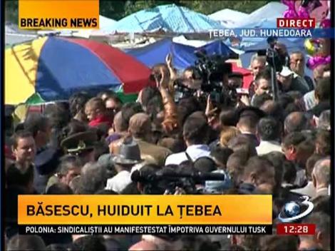 Băsescu, huiduit la Ţebea. Oamenii îi cer demisia
