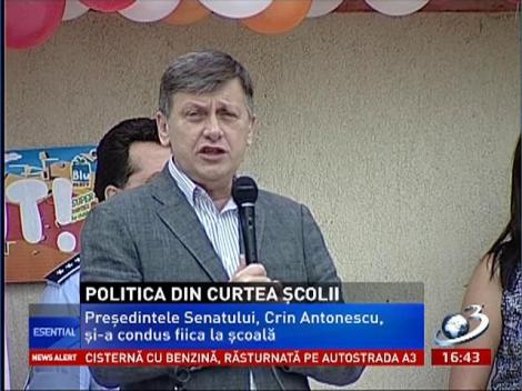 Crin Antonescu şi-a condus fiica în prima zi de şcoală