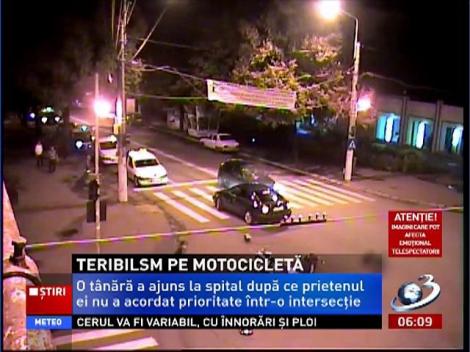 Teribilism pe motocicletă. Accident grav, surprins de camerele de supraveghere