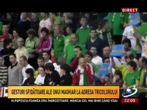 Sinteza Zilei: Gesturi sfidătoare ale unui maghiar la adresa tricolorului. Nimeni nu se scandalizează!