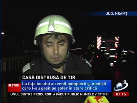 Accident în Neamţ. Un camion încărcat cu buşteni a intrat într-o casă şi a plonjat apoi în albia unui pârâu