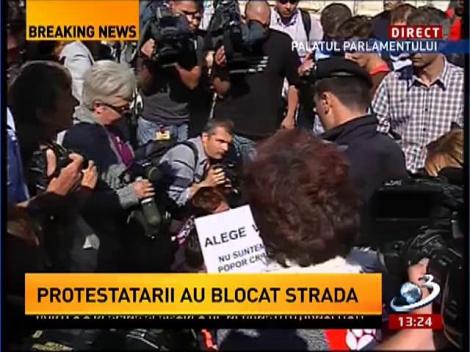 Jandarmeria în conflict cu protestatarii: Ce o să ne faceţi? O să ne eutanasiaţi şi pe noi?