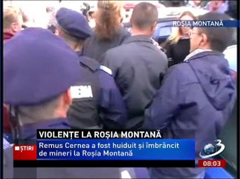 Violenţe la Roşia Montană. remus Cernea a fost îmbrâncit şi huiduit de mineri