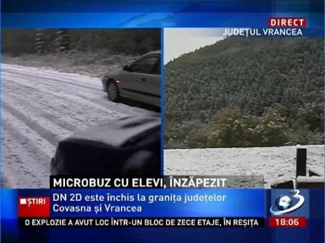 Un microbuz cu elevi a rămas înzăpezit în judeţul Vrancea