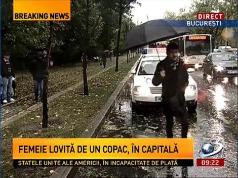 Femeie lovită de un copac, în Capitală