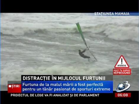 Furtună teribilă în Marea Neagră. Ce făcea un tânăr în valurile înalte de 7 metri. "E inconştient!"