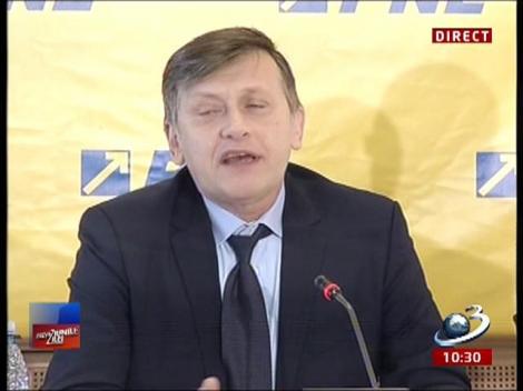 Crin Antonescu: Ieşirea lui Băsescu, o comedie