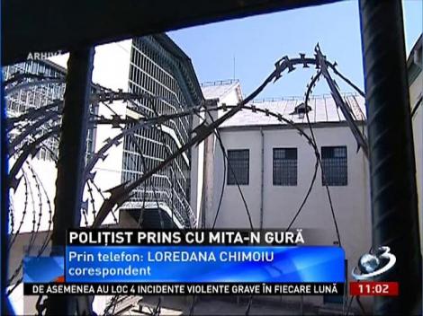 Un poliţist din Craiova a vrut să înghită banii pe care îi primise ca mită