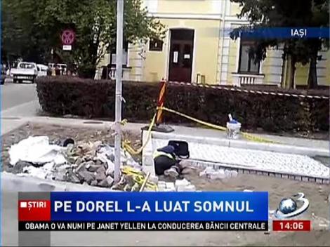 Dorel din Iaşi, răpus de somn pe trotuar