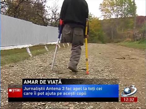 Povestea de viață a doi frați din Neamț! Unul dintre ei nu are un picior și celălalt este orb, ra merg 3 kilometri în fiecare zi până la școală