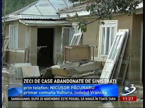 Sinistraţii de satul vrâncean Vadu Roşca NU vor să locuiască în casele construite de Guvern