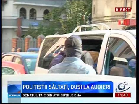 Poliţiştii şpăgari au fost duşi la audieri