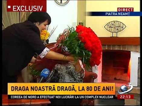 Draga Olteanu Matei a primit un buchet de flori de la Mihai Gâdea