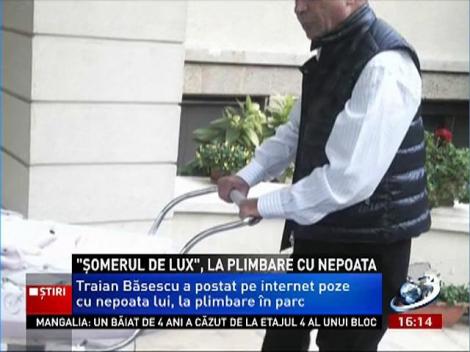 Traian Băsescu, la plimbare cu nepoata prin parc