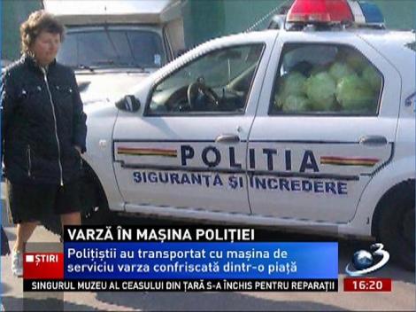 Poliţiştii au transportat  varza confiscată pe bancheta din spate