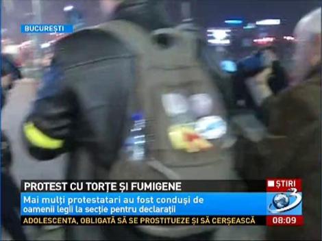 Protest cu torţe şi fumigene în centrul Bucureştiului