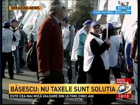 Mii de profesori protestează în Piaţa Victoriei