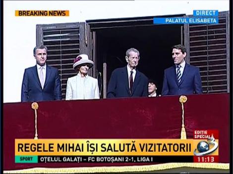 La mulţi ani, Majestate! Regele Mihai îi salută pe români de la balconul Palatului Elisabeta