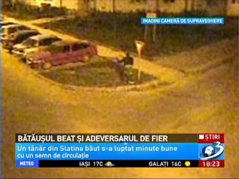 Dispută nedecisă între un bătăuş beat şi un semn de circulaţie