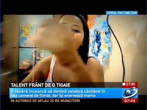 O tânără care încerca să îşi arate talentul de cântăreaţă a fost luată la bătaie cu TIGAIA de propria mama, enervată de prestaţia fiicei