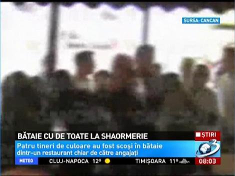 Bataie cu de toate la shaormerie