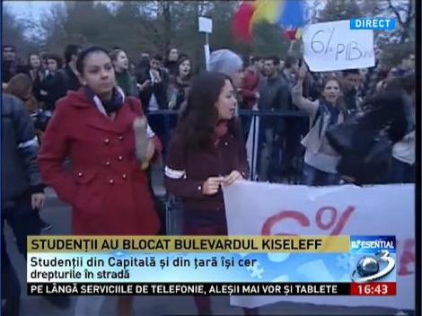 Bulevardul Kiseleff din Capitală, blocat de studenţii protestatari