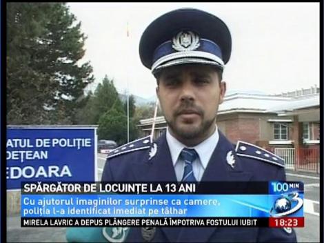 Copil de 13 ani, filmat în timp ce spărgea o casă