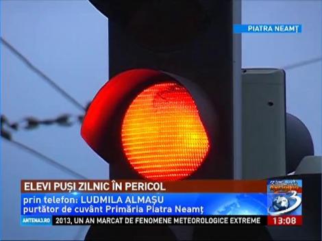 Elevii din Piatra Neamt, pusi zilnic in pericol
