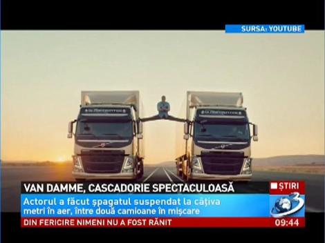Cascadorie spectaculoasă realizată în premieră în lume. Ce a făcut Jean-Claude Van Damme este uimitor