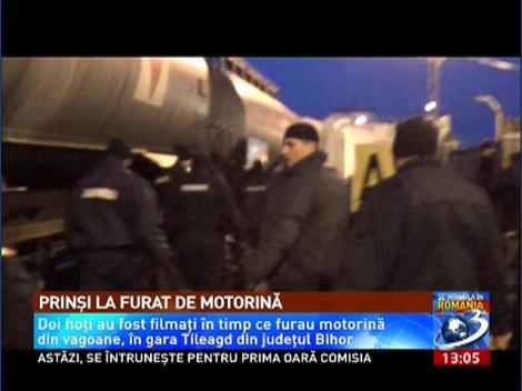 Doi hoţi au fost filmaţi în timp ce furau motorină din vagoane