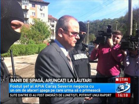Fostul şef al APIA Caraş Severin cerea şpagă pentru a da bani la lăutari