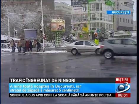 Zăpada a acoperit o treime din ţară. Trafic îngreunat de ninsori, în Capitală