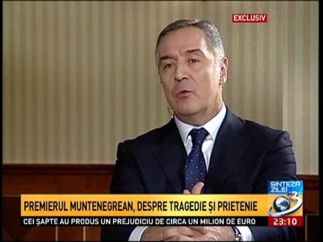 Mihai Gâdea şi Adrian Ursu au oferit premierului din Muntenegru, un simbol al recunoştinţei
