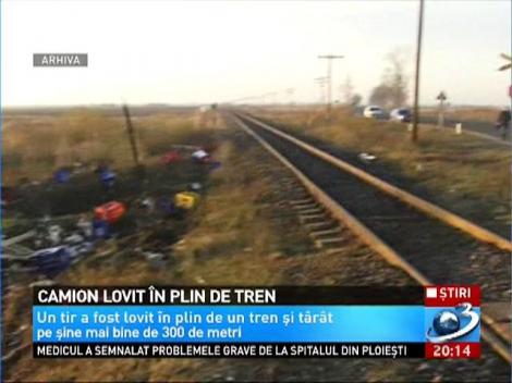 Camion lovit in plin de tren