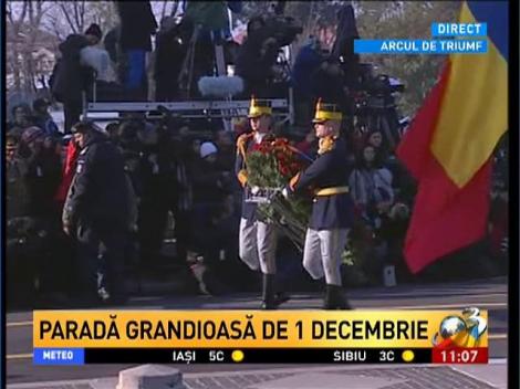 Depunere de coroane de flori la Arcul de Triumf