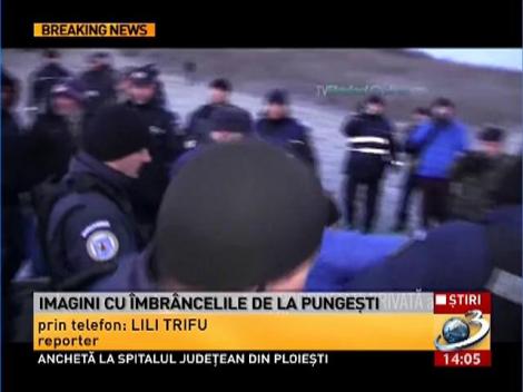 Localnici luaţi pe sus de jandarmi în Pungeşti