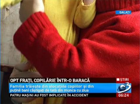 Opt fraţi trăiesc într-un CONTAINER la marginea oraşului. Baraca din tablă este "casa" lor şi nu pot privi cerul, pentru că nu există ferestre