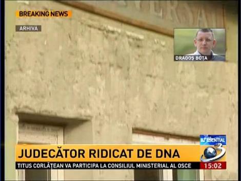 Un judecator din Ineu, prins în flagrant în timp ce primea mită