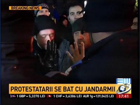 PROTEST VIOLENT la Piaţa Universităţii. Manifestanţii s-au ÎMBRÂNCIT cu JANDARMII