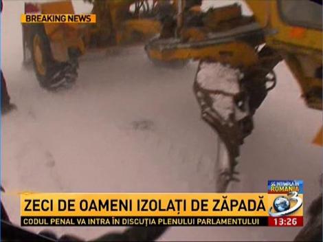 Peste 100 de oameni au rămas blocaţi în zăpadă
