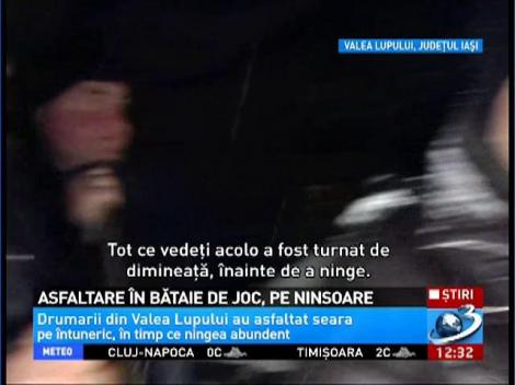 Tipic românesc! La Iaşi, asfaltul se toarnă noaptea, pe zăpadă